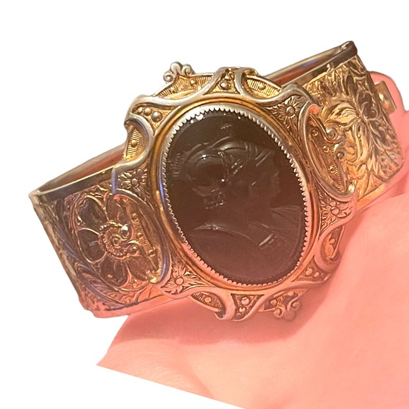 Stunning vintage Gold & silver finish plated flower etched TROJAN Cameo bangle - Picture 11 of 12